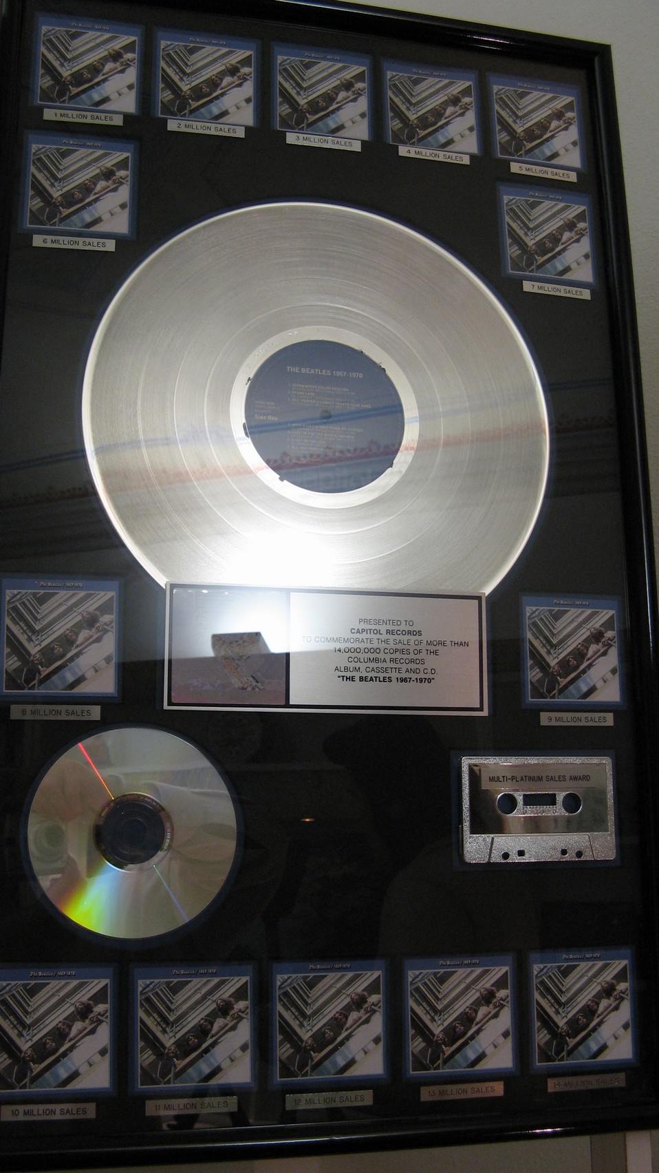 n_12- Disco di platino per la vendita di oltre 14 milioni di copie dell'album dei Beatles 'The Beatles 1967-1970'.jpg